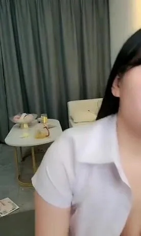 繹美女性感黑絲高跟鞋撕襠舔逼，翹起屁股後入抽猛操，騎乘大叫顏射