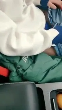 男主播冒充抖音主持套路正在摘野菜的學妹到車上啪啪