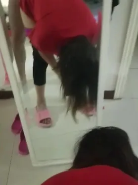 邊打電話邊操逼，閨蜜和人妻在抱怨生活，開導閨蜜~~