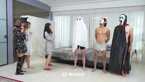 Ed Mosaic 胎媽媽鴨店第6回！蘿西跟潔咪被三個鴨服務，滿意地噴到床上淹水，被射滿全身！開心的把都小費花光光！5P無碼性愛影片58分鐘