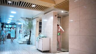 大神潛入溫泉洗浴會所更衣室淋浴間 貼著鏡頭偷拍淋浴出來的眼鏡御姐