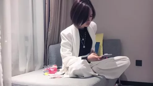 探花約大奶美女 能不能無套 不能 身材苗條皮膚白皙 在沙發被小哥哥撅著屁屁猛懟