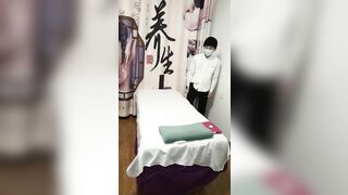 養生館超騷女技師調教小哥 主動上位 拿著小哥的手揉大奶子 浪叫不斷