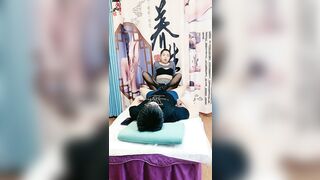 按摩店女技師勾搭男客戶 床上按摩撩起衣服漏出奶子調戲小哥的大雞巴 床上激情抽插草的好猛讓小哥射一逼