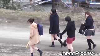 變態日本女高中生放學在野外比賽撒尿 3