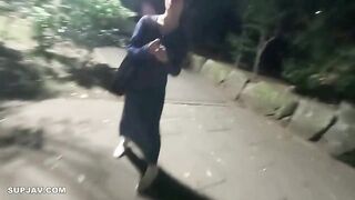 日本超級甜美學生妹 逛街培養感情 把女孩逗的爆笑 輕輕地插入 美眉狂抓被單