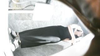 酒吧女廁前景偷拍美女 逼逼非常粉嫩 沒長几根毛