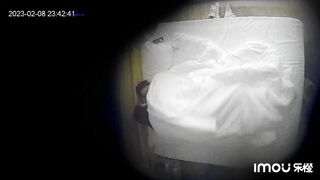 上帝視角偷拍 2對學生情侶開房造愛 天然極品八字巨乳 飢渴難耐衣服不脫就搞起來