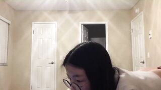 情侶性愛自拍 男友舔小穴舔的受不了 操的捂著嘴不敢大聲 叫最後口爆顏射一臉