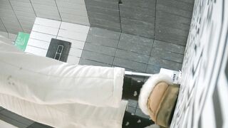 【廁拍】極品黑絲 白虎逼-01