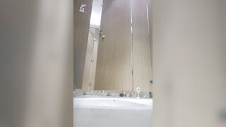 【廁拍】酒吧小姐姐尿尿 -02