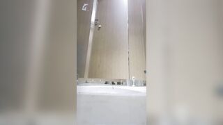 【廁拍】酒吧小姐姐尿尿 -04