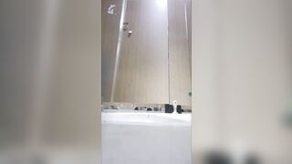 【廁拍】酒吧小姐姐尿尿 -06