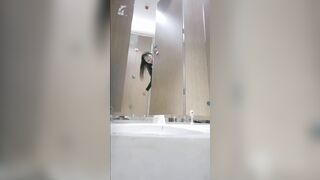 【廁拍】酒吧小姐姐尿尿 -08