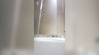 【廁拍】酒吧小姐姐尿尿 -14