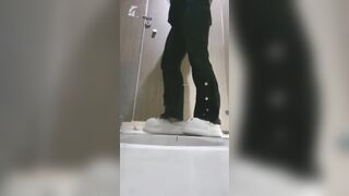 【廁拍】酒吧小姐姐尿尿 -14