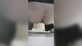 【廁拍】酒吧小姐姐尿尿 -14