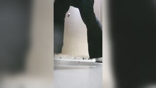 【廁拍】酒吧小姐姐尿尿 -14