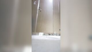 【廁拍】酒吧小姐姐尿尿 -16