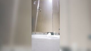【廁拍】酒吧小姐姐尿尿 -18