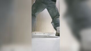 【廁拍】酒吧小姐姐尿尿 -18