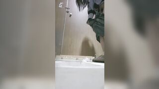 【廁拍】酒吧小姐姐尿尿 -18