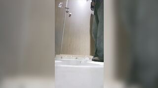 【廁拍】酒吧小姐姐尿尿 -18