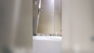 【廁拍】酒吧小姐姐尿尿 -22