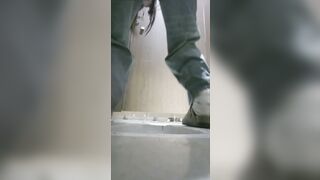 【廁拍】酒吧小姐姐尿尿 -22