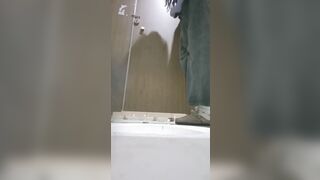 【廁拍】酒吧小姐姐尿尿 -22