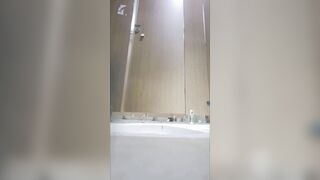 【廁拍】酒吧小姐姐尿尿 -24