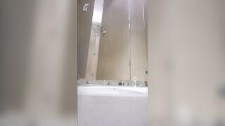 【廁拍】酒吧小姐姐尿尿 -01