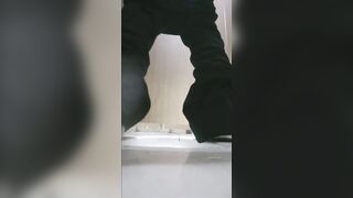 【廁拍】酒吧小姐姐尿尿 -01