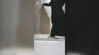 【廁拍】酒吧小姐姐尿尿 -01