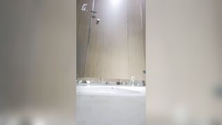 【廁拍】酒吧小姐姐尿尿 -03
