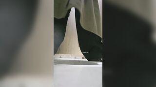 【廁拍】酒吧小姐姐尿尿 -05
