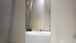 【廁拍】酒吧小姐姐尿尿 -07