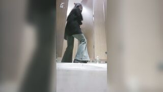 【廁拍】酒吧小姐姐尿尿 -09