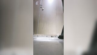 【廁拍】酒吧小姐姐尿尿 -09