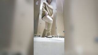 【廁拍】酒吧小姐姐尿尿 -15