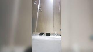 【廁拍】酒吧小姐姐尿尿 -17