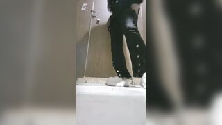 【廁拍】酒吧小姐姐尿尿 -17