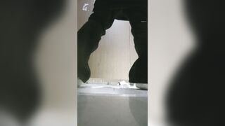 【廁拍】酒吧小姐姐尿尿 -17