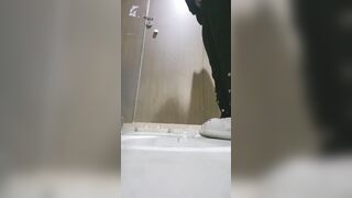 【廁拍】酒吧小姐姐尿尿 -17