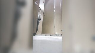 【廁拍】酒吧小姐姐尿尿 -21