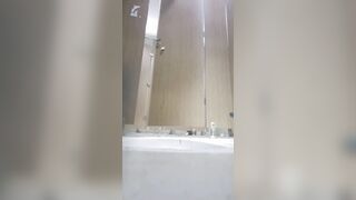 【廁拍】酒吧小姐姐尿尿 -23