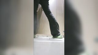 【廁拍】酒吧小姐姐尿尿 -25