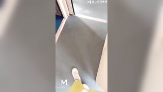 淫蕩御姐在火車上色誘抽菸的小伙 直接在廁所打炮啪啪後入榨精