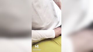 淫蕩御姐在火車上色誘抽菸的小伙 直接在廁所打炮啪啪後入榨精