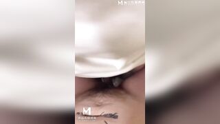 淫蕩御姐在火車上色誘抽菸的小伙 直接在廁所打炮啪啪後入榨精